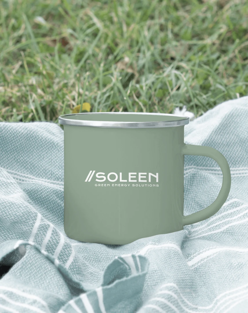 Identidade Soleen aplicada numa caneca verde num cenário ao ar livre