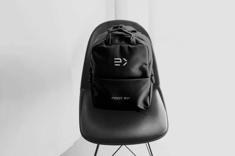 Identidade ROOTKey aplicada numa mochila preta, com símbolo e logótipo